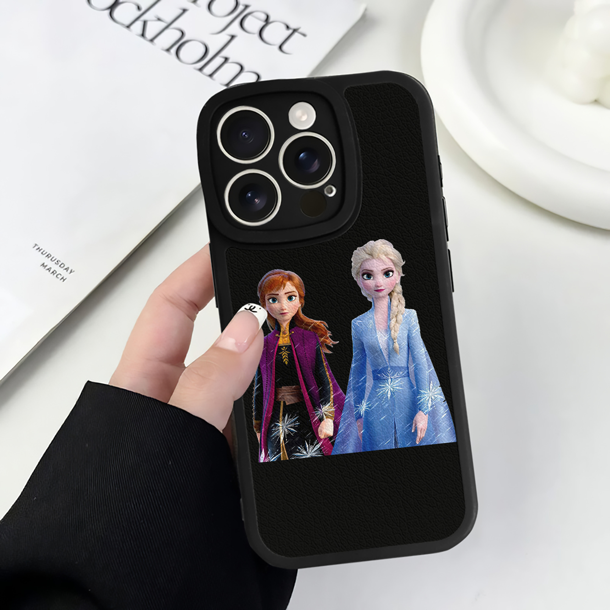 （画像用） アナと雪の女王 アンナ エルサ Frozen Anna Elsa 【iPhone 16シリーズ対応】シリコンスマホケース（レザー調） 材質：シリコン